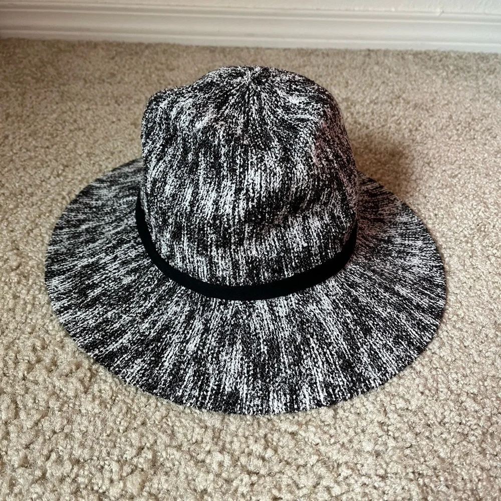 Like new - Structured Knit Hat Sun Hat Panama Hat - black white